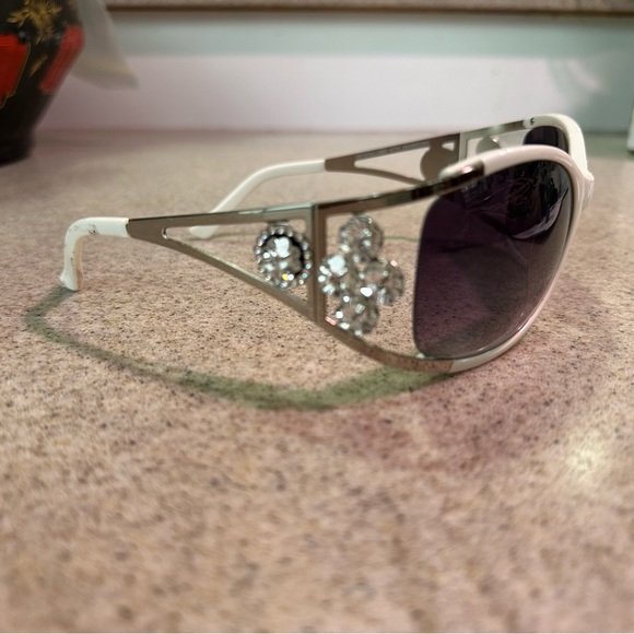 Jimmy Crystal Round Black & White Frame Sunglasses
w/Swarovski, Style# GL949 NEW